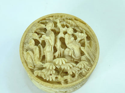 20th century deep carved resin twisted pill box 1 1/2" x 1 1/4" 21.8g GS647