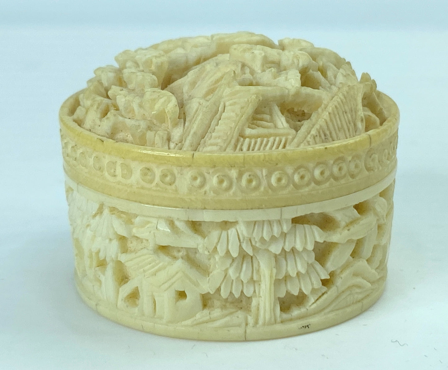 20th century deep carved resin twisted pill box 1 1/2" x 1 1/4" 21.8g GS647