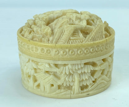 20th century deep carved resin twisted pill box 1 1/2" x 1 1/4" 21.8g GS647