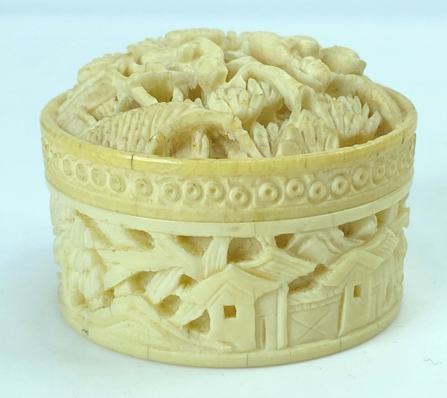 20th century deep carved resin twisted pill box 1 1/2" x 1 1/4" 21.8g GS647