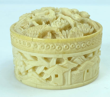 20th century deep carved resin twisted pill box 1 1/2" x 1 1/4" 21.8g GS647