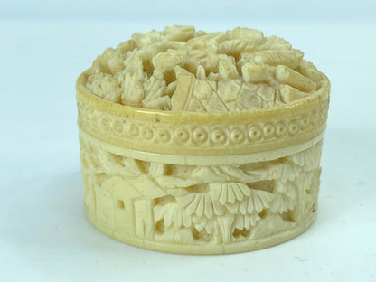 20th century deep carved resin twisted pill box 1 1/2" x 1 1/4" 21.8g GS647