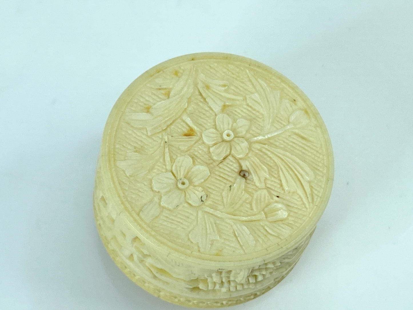 20th century deep carved resin twisted pill box 1 1/2" x 1 1/4" 21.8g GS647