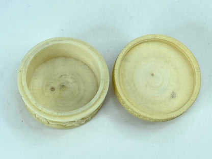 20th century deep carved resin twisted pill box 1 1/2" x 1 1/4" 21.8g GS647