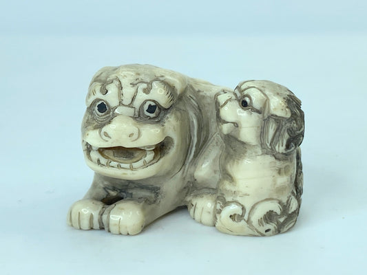 Signed Mid century carved Netsuke Foo Dog & foo dog Cub figurine 23.2g GS649
