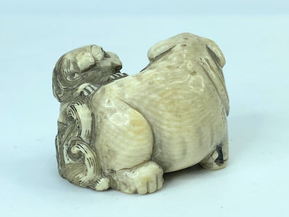 Signed Mid century carved Netsuke Foo Dog & foo dog Cub figurine 23.2g GS649