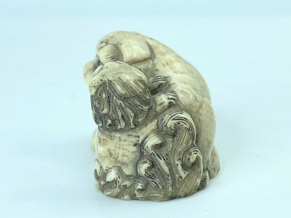 Signed Mid century carved Netsuke Foo Dog & foo dog Cub figurine 23.2g GS649