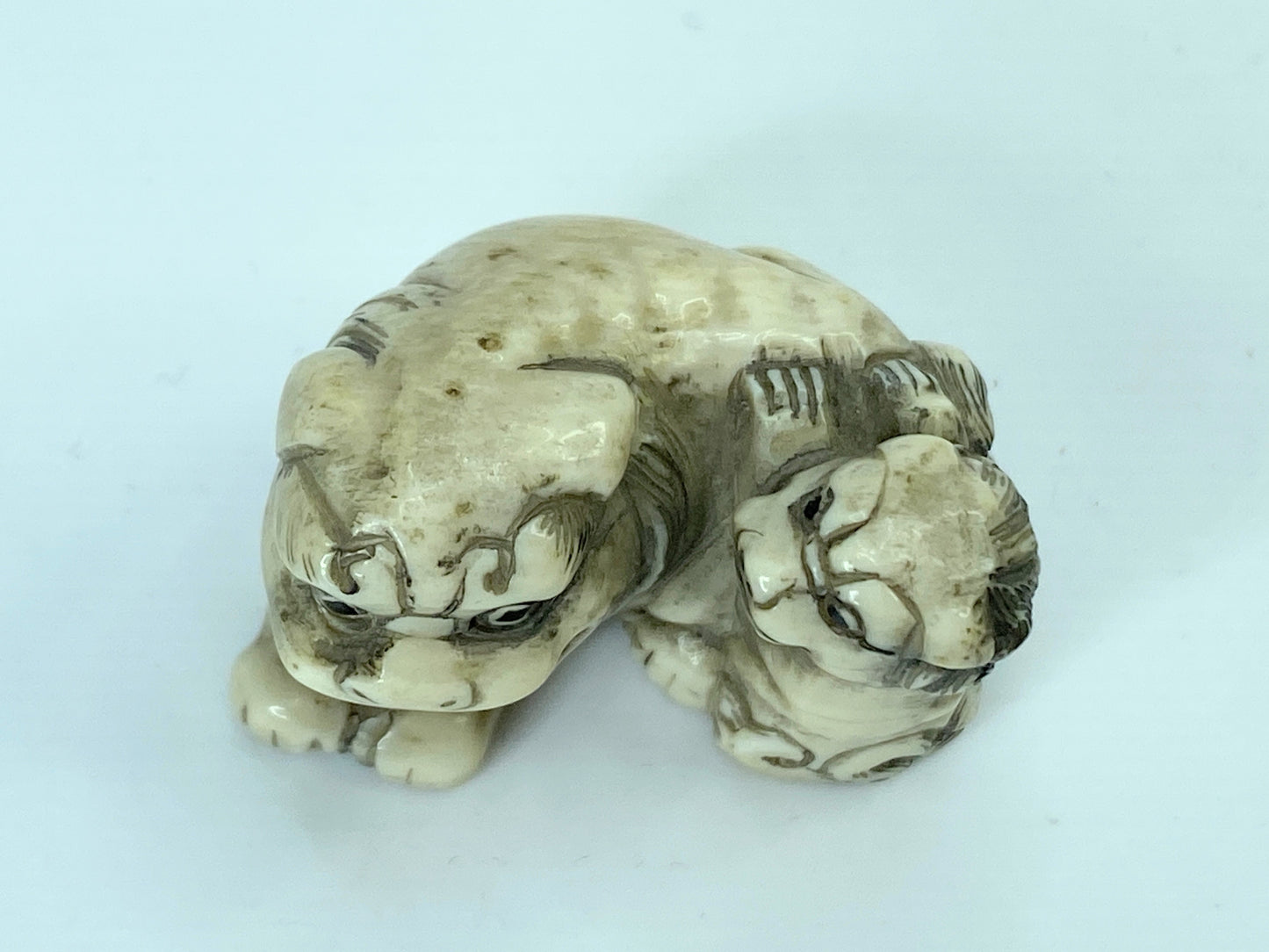Signed Mid century carved Netsuke Foo Dog & foo dog Cub figurine 23.2g GS649