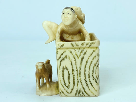 Signed antique carved resin/bone street performer netsuke 1 3/4" x 1 1/4" 26.8g GS650