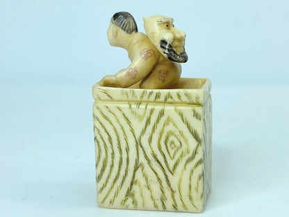Signed antique carved resin/bone street performer netsuke 1 3/4" x 1 1/4" 26.8g GS650