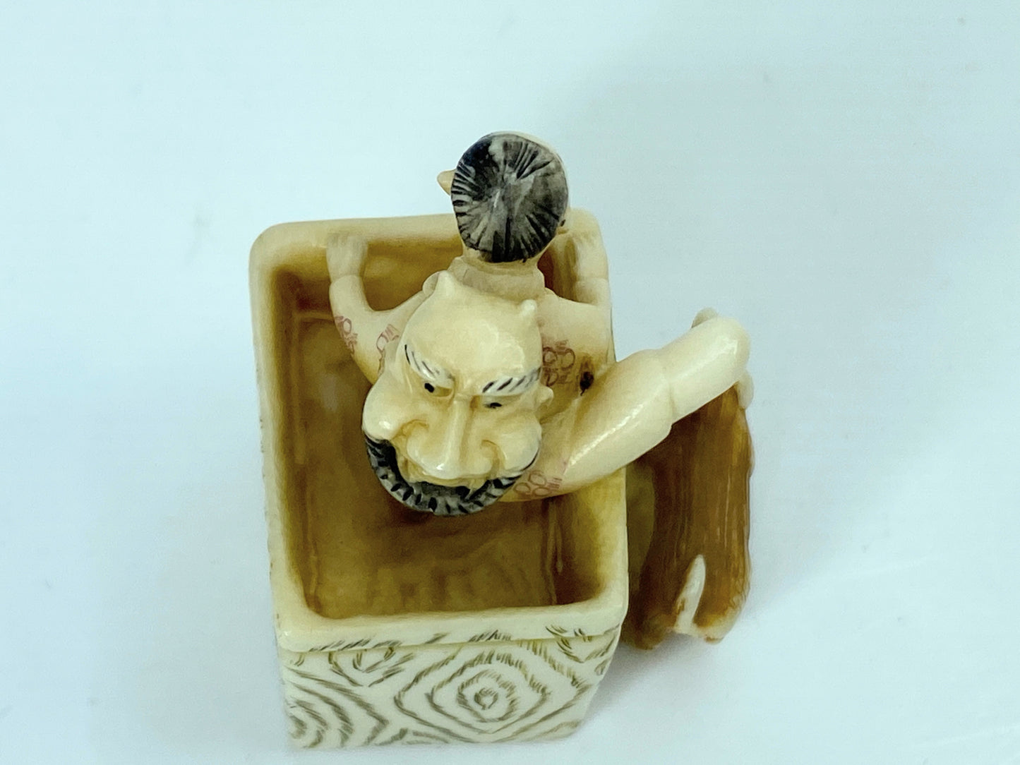 Signed antique carved resin/bone street performer netsuke 1 3/4" x 1 1/4" 26.8g GS650