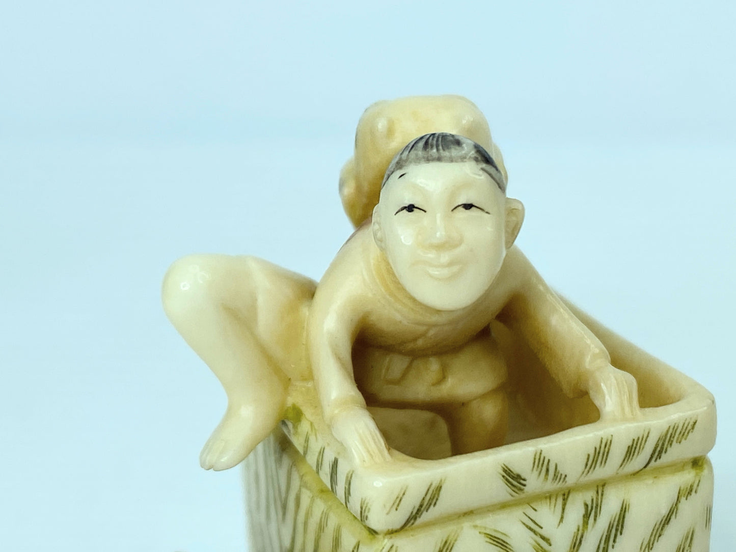 Signed antique carved resin/bone street performer netsuke 1 3/4" x 1 1/4" 26.8g GS650