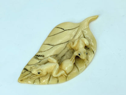 Early century signed carved Netsuke two frogs on leaf 2 3/8" x 1 1/4" 4.8g GS651