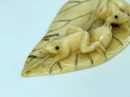 Early century signed carved Netsuke two frogs on leaf 2 3/8" x 1 1/4" 4.8g GS651