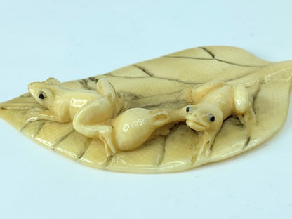 Early century signed carved Netsuke two frogs on leaf 2 3/8" x 1 1/4" 4.8g GS651