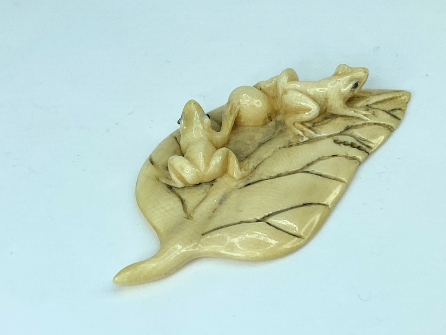 Early century signed carved Netsuke two frogs on leaf 2 3/8" x 1 1/4" 4.8g GS651