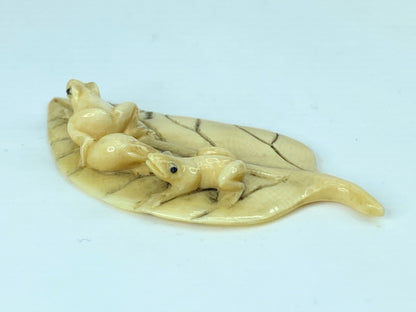 Early century signed carved Netsuke two frogs on leaf 2 3/8" x 1 1/4" 4.8g GS651
