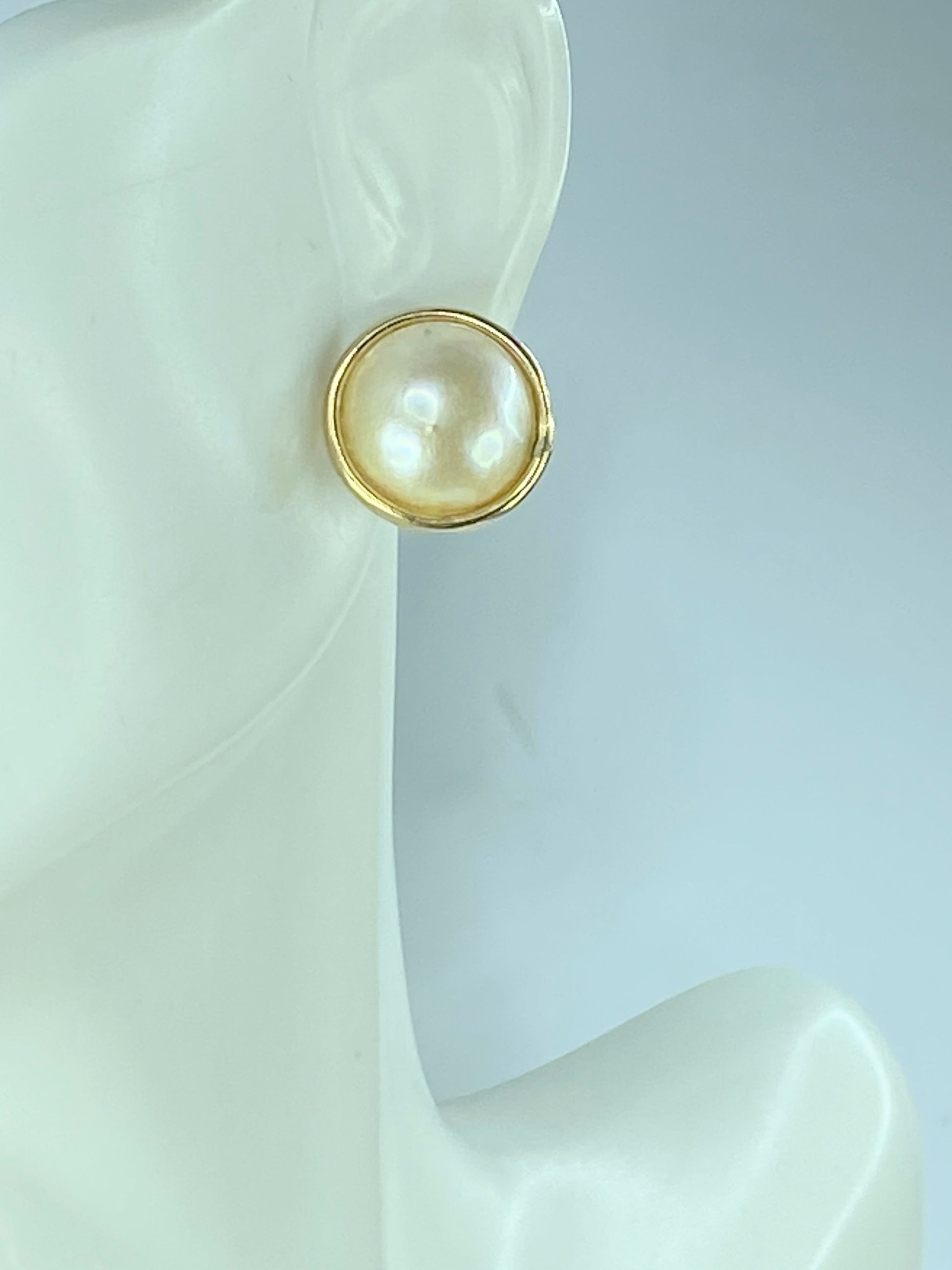 14K yellow gold 11.5mm Mabe pearl stud earrings 2.6g JR393