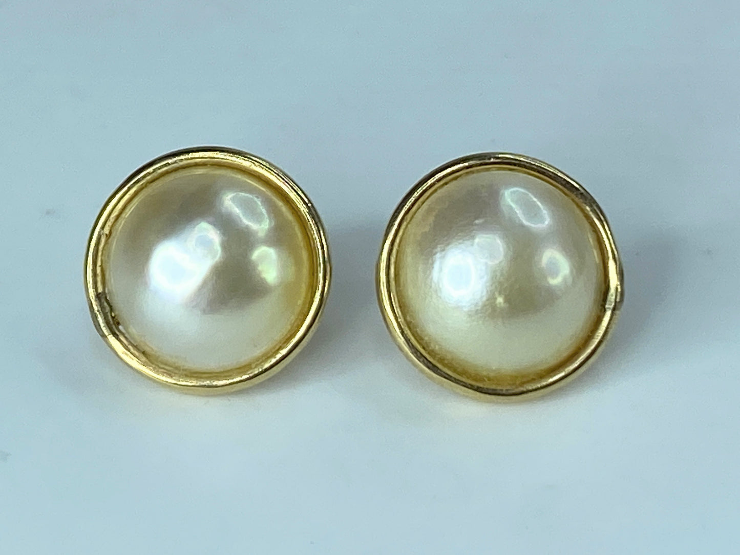14K yellow gold 11.5mm Mabe pearl stud earrings 2.6g JR393