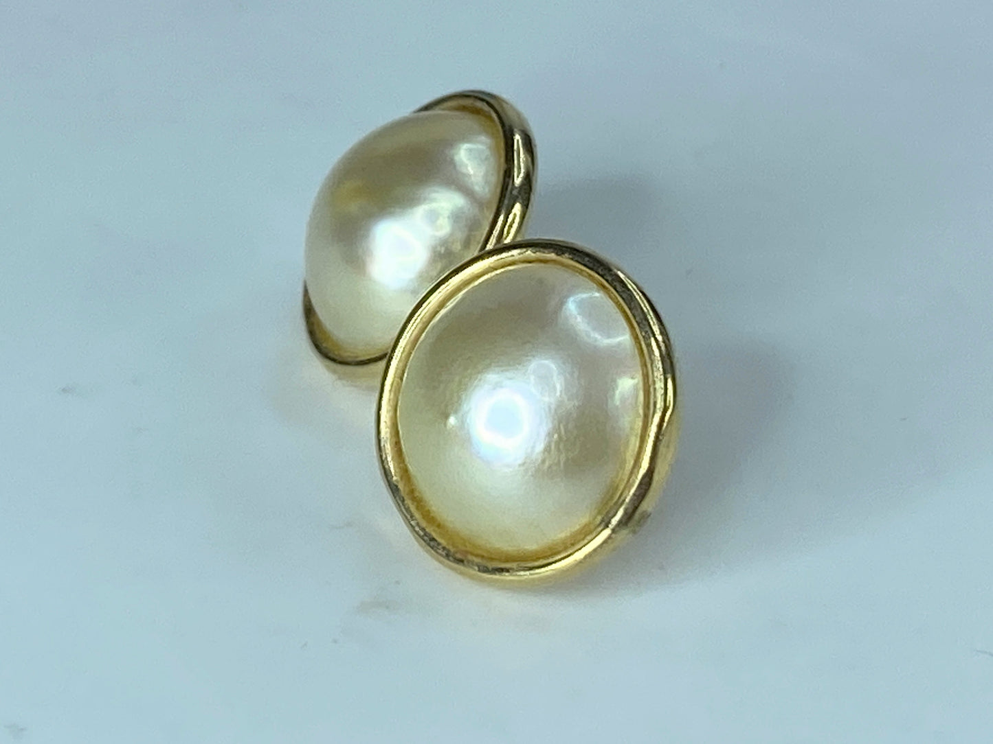 14K yellow gold 11.5mm Mabe pearl stud earrings 2.6g JR393