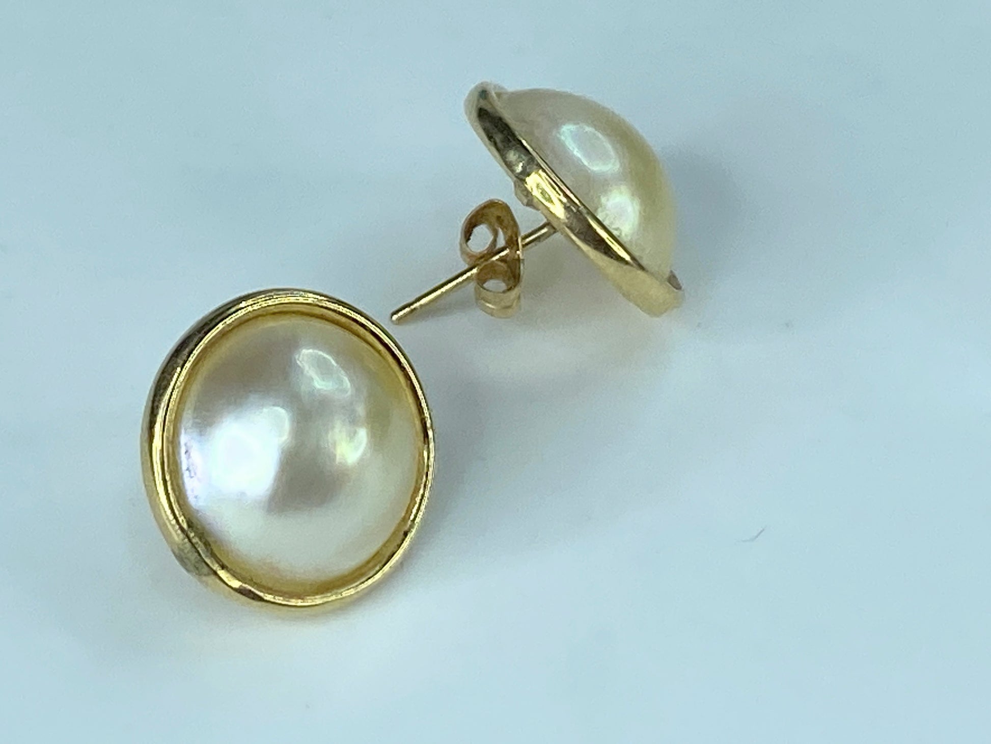 14K yellow gold 11.5mm Mabe pearl stud earrings 2.6g JR393