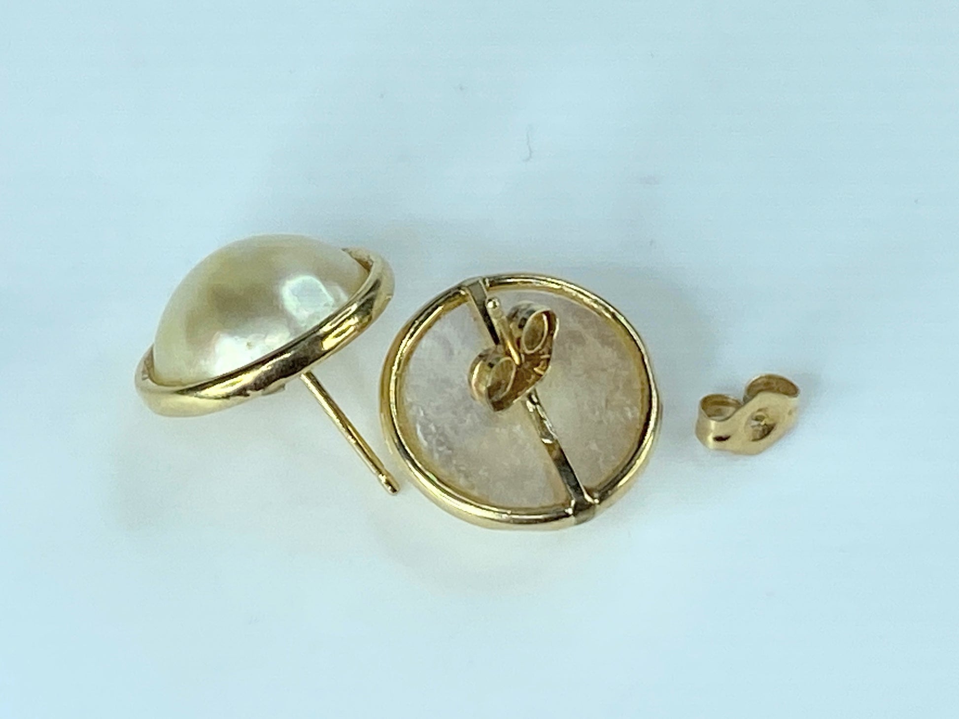 14K yellow gold 11.5mm Mabe pearl stud earrings 2.6g JR393