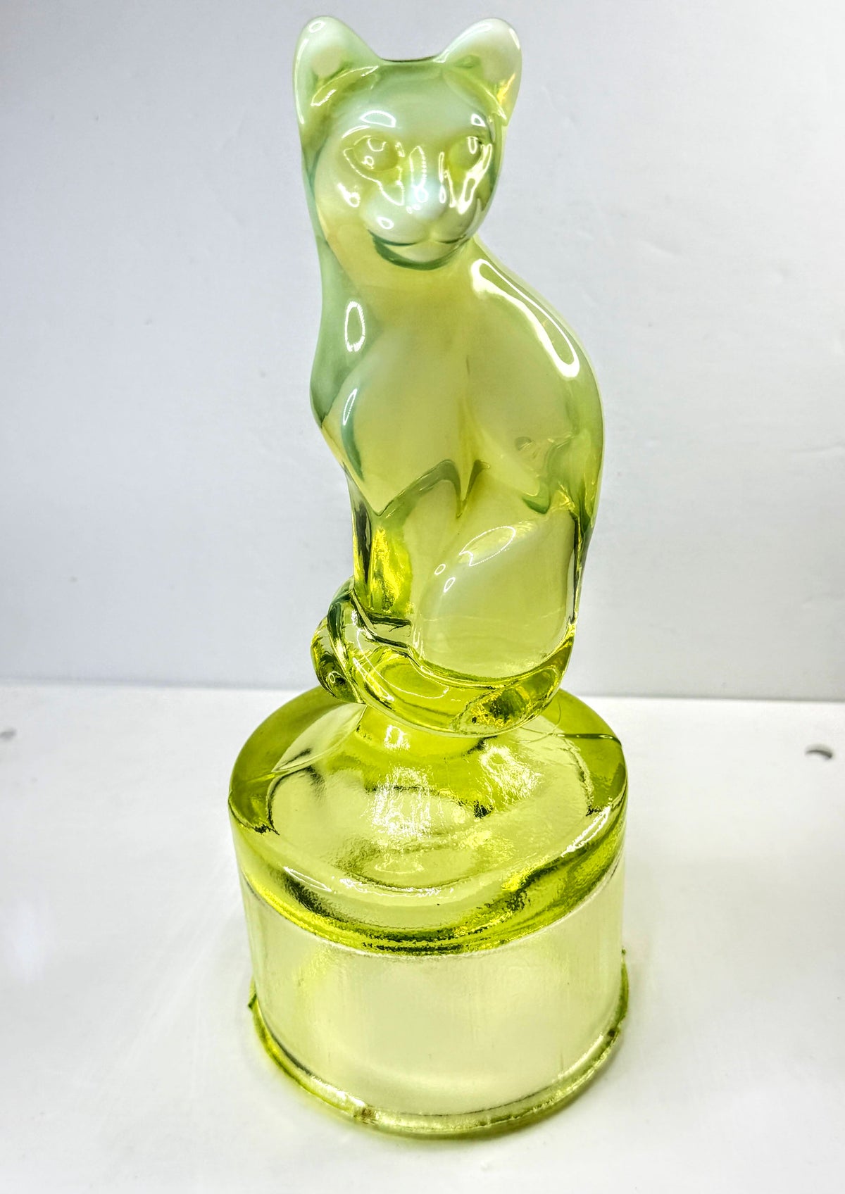 Fenton Rare Vintage Topaz Opalescent Uranium Glass Cat on Fount UV Glow A1330