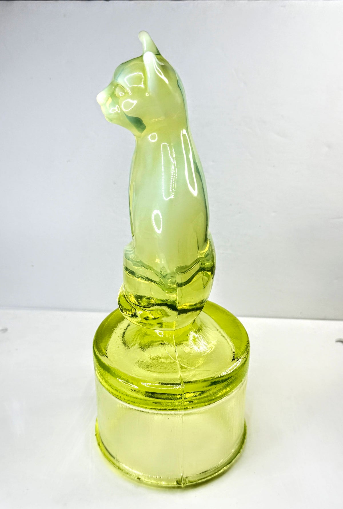 Fenton Rare Vintage Topaz Opalescent Uranium Glass Cat on Fount UV Glow A1330