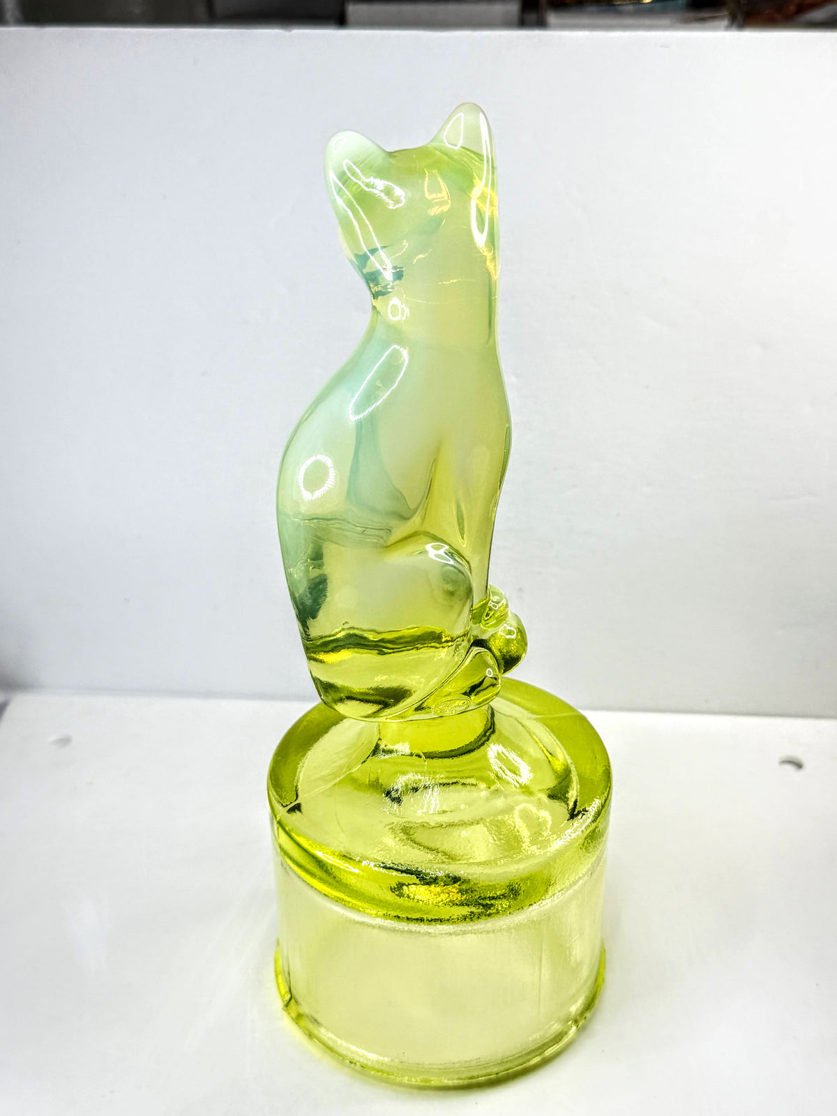 Fenton Rare Vintage Topaz Opalescent Uranium Glass Cat on Fount UV Glow A1330