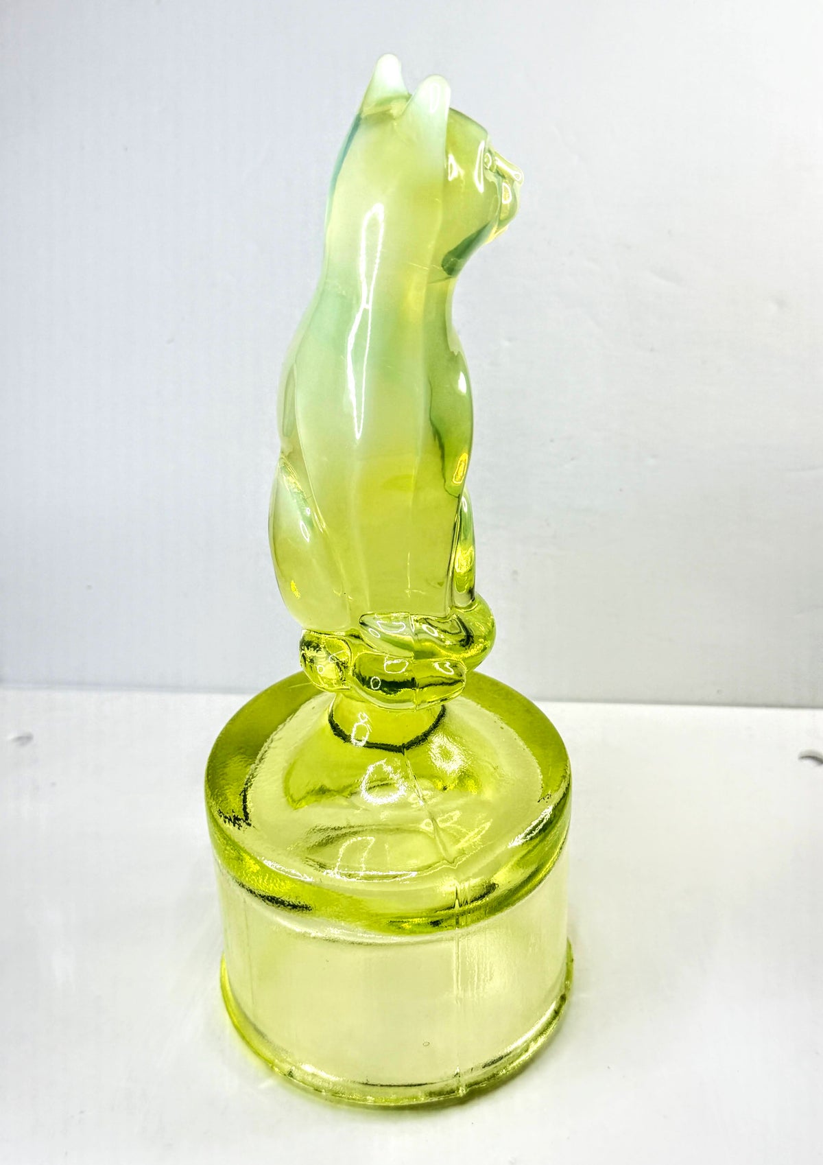 Fenton Rare Vintage Topaz Opalescent Uranium Glass Cat on Fount UV Glow A1330
