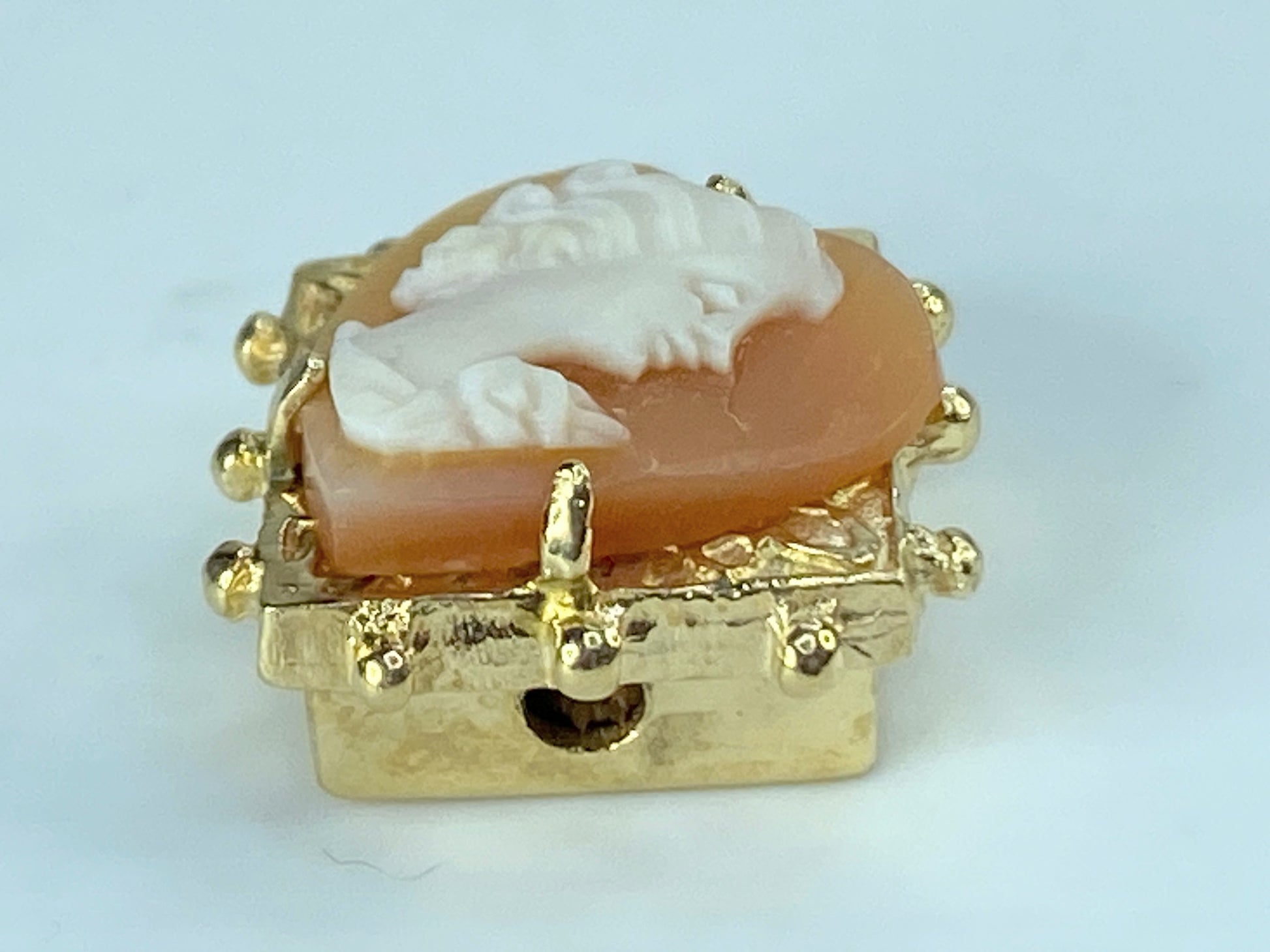 Signed DJW 14K gold heart shape Shell Cameo square box sliding charm 6.8g JR410