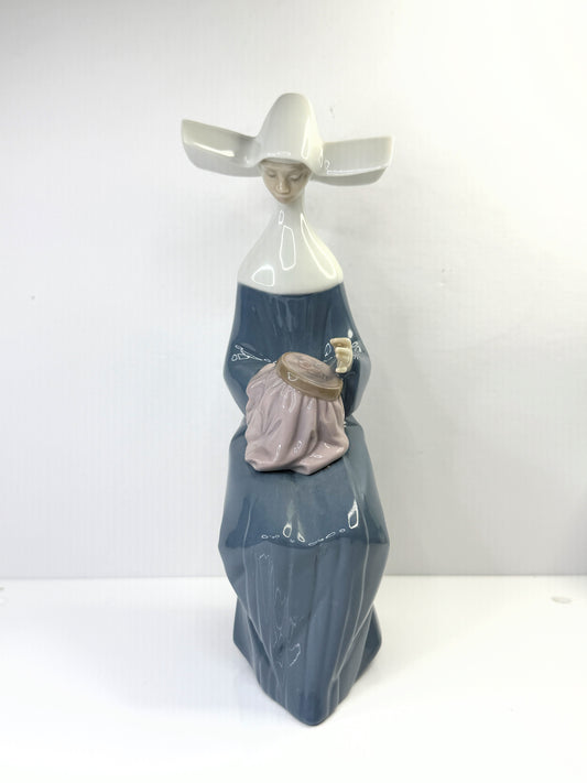 Vintage LLADRO Time to Sew Blue Figurine Nun Sewing 5501 Jose Puche A866