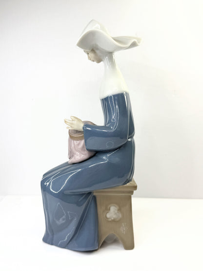 Vintage LLADRO Time to Sew Blue Figurine Nun Sewing 5501 Jose Puche A866