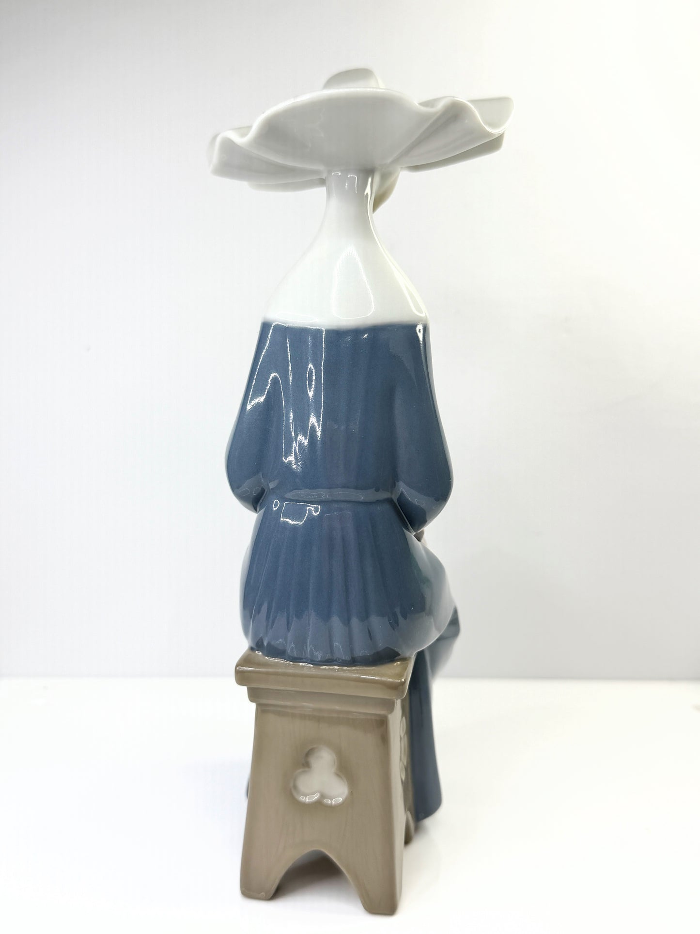Vintage LLADRO Time to Sew Blue Figurine Nun Sewing 5501 Jose Puche A866