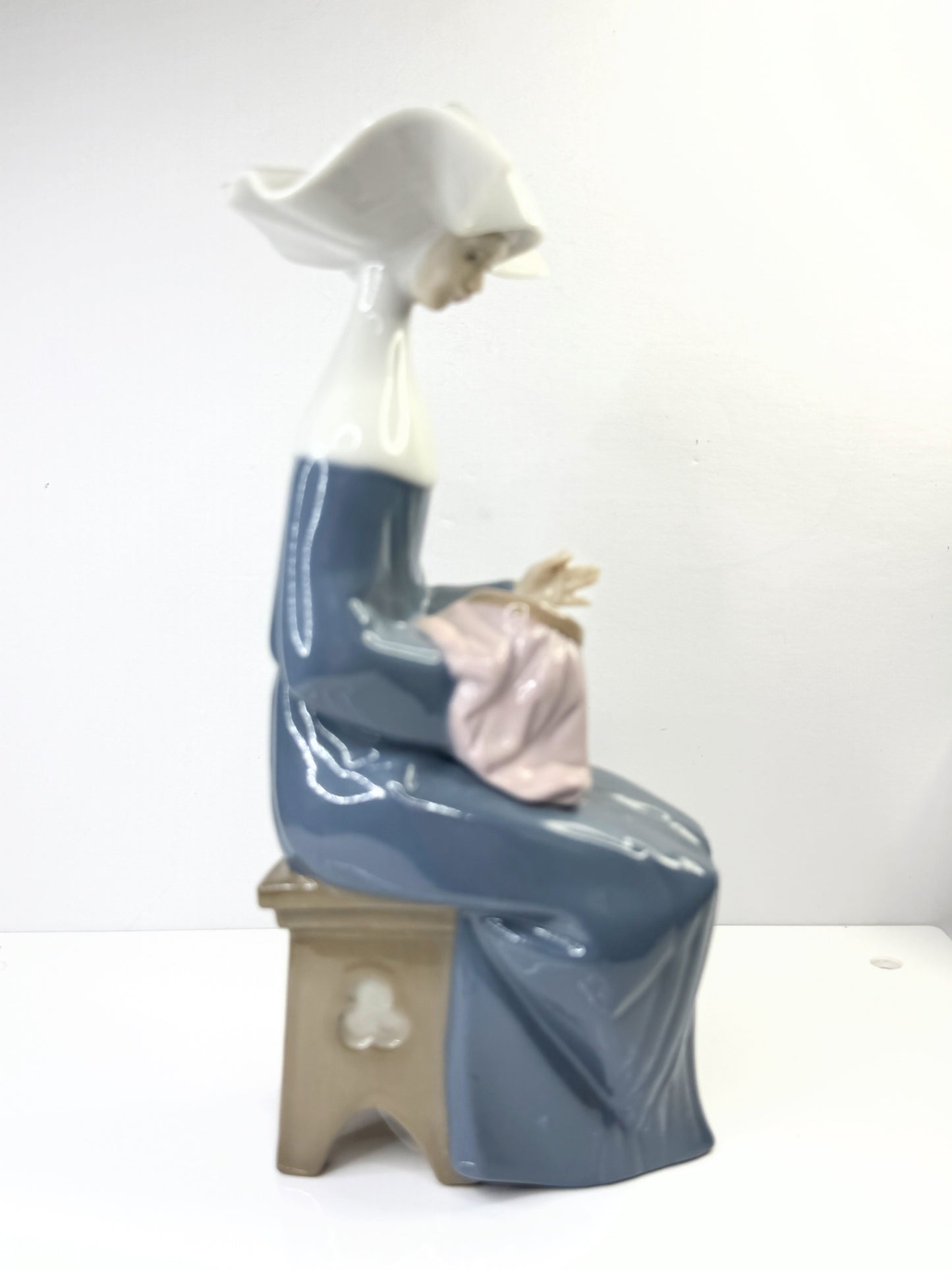 Vintage LLADRO Time to Sew Blue Figurine Nun Sewing 5501 Jose Puche A866