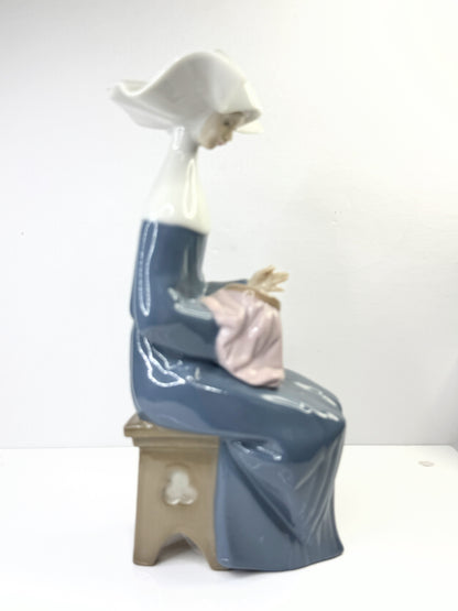 Vintage LLADRO Time to Sew Blue Figurine Nun Sewing 5501 Jose Puche A866