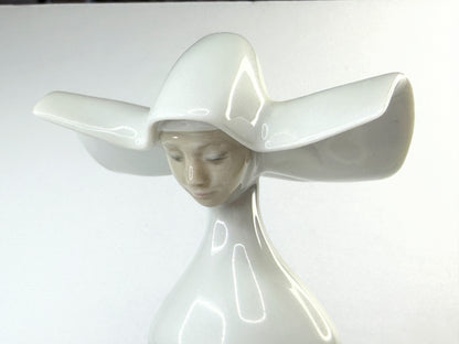 Vintage LLADRO Time to Sew Blue Figurine Nun Sewing 5501 Jose Puche A866