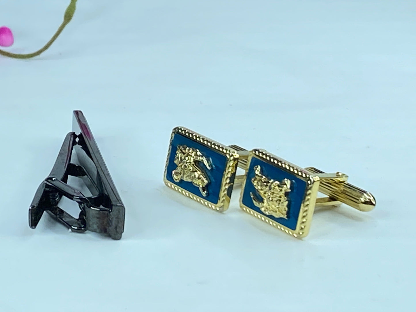 Burberry Gold Plate Cufflinks & Tie Clip “Circa 1990s” in black velvet box GS384
