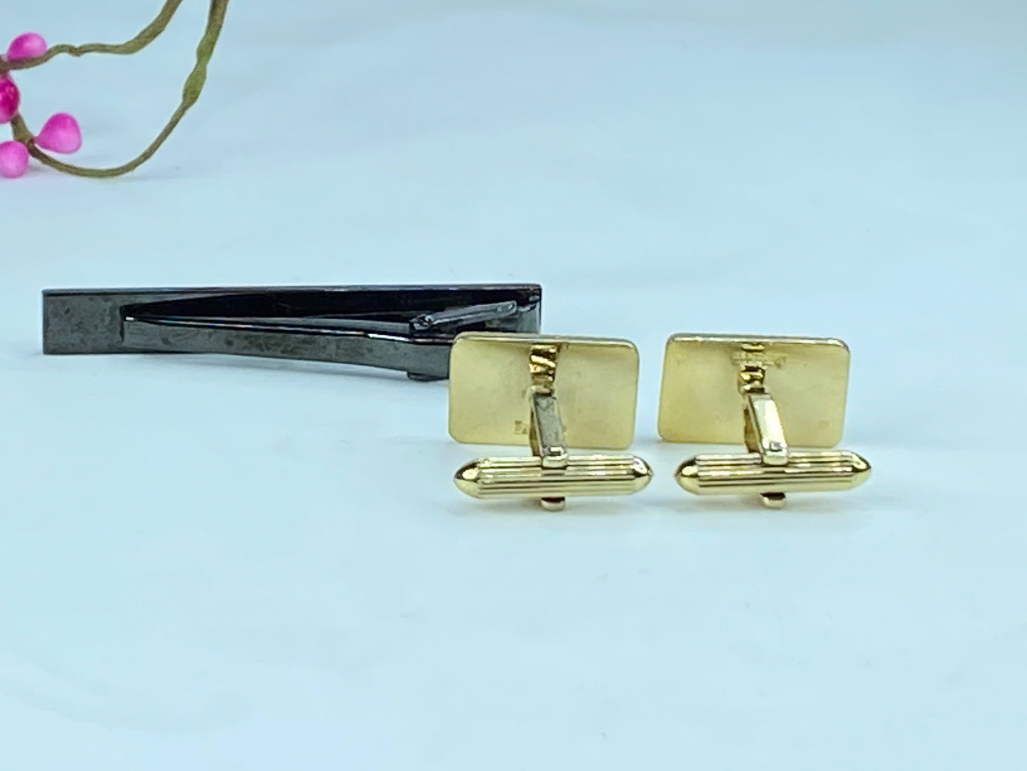 Burberry Gold Plate Cufflinks & Tie Clip “Circa 1990s” in black velvet box GS384