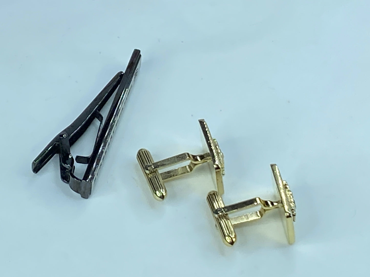 Burberry Gold Plate Cufflinks & Tie Clip “Circa 1990s” in black velvet box GS384